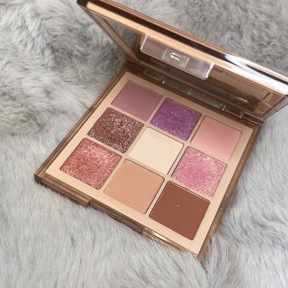 HUDA BEAUTY Other - Huda Beauty Nude Light 9 Pan palette